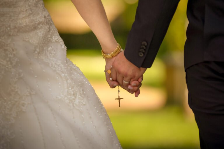 Un couple de marié avec une croix chrétienne
